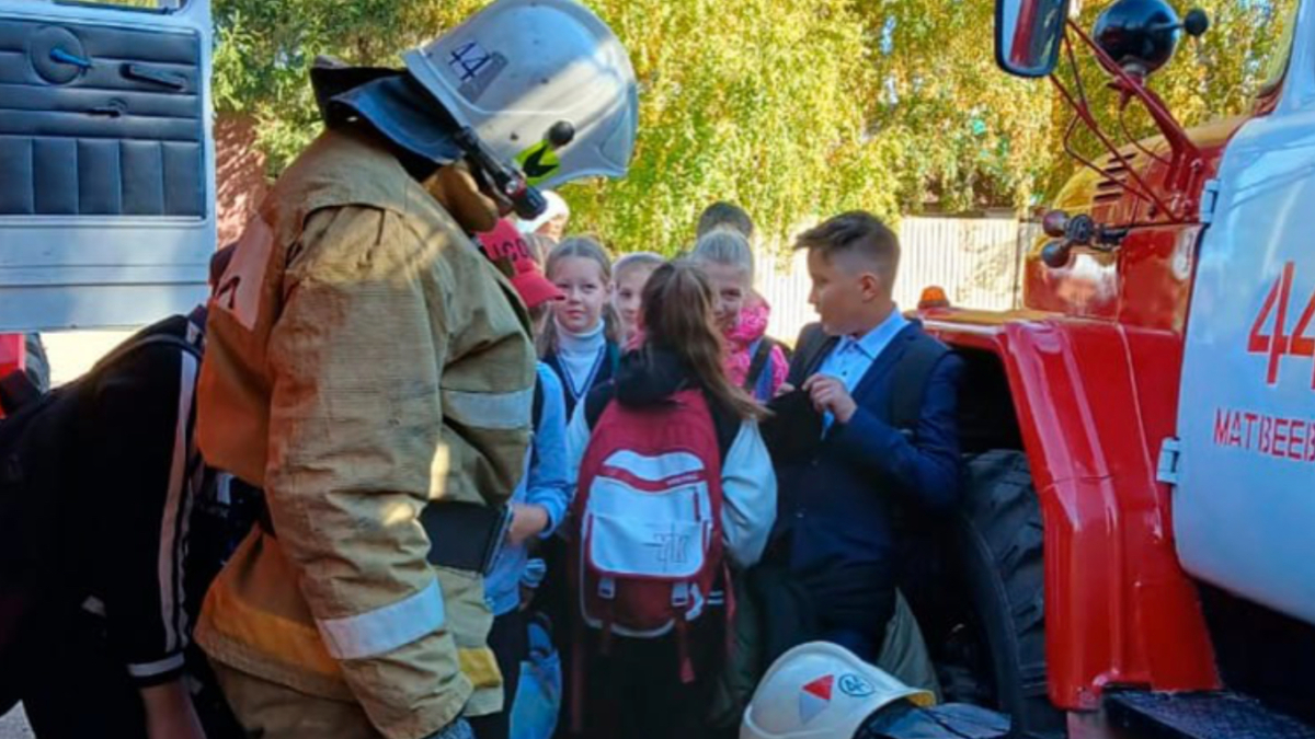 В Матвеевке школьники побывали в пожарной части ГУ МЧС по Оренбургской области