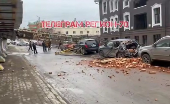 В Томске упавший строительный кран повредил автомобили, оставил дома без электричества, а водителей без проезда