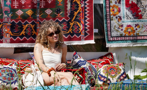 Закат романтичного бохо — мода снова влюбилась в дерзкие 80-е: тренд 2026 года — цвет, плечики, клёш